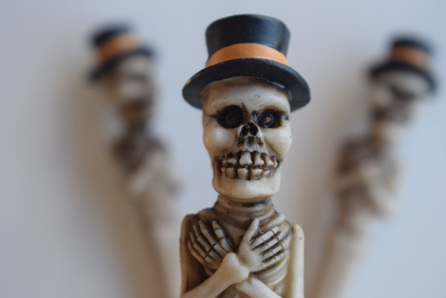 A pen in the shape of a skeleton with arms crossed and a top hat