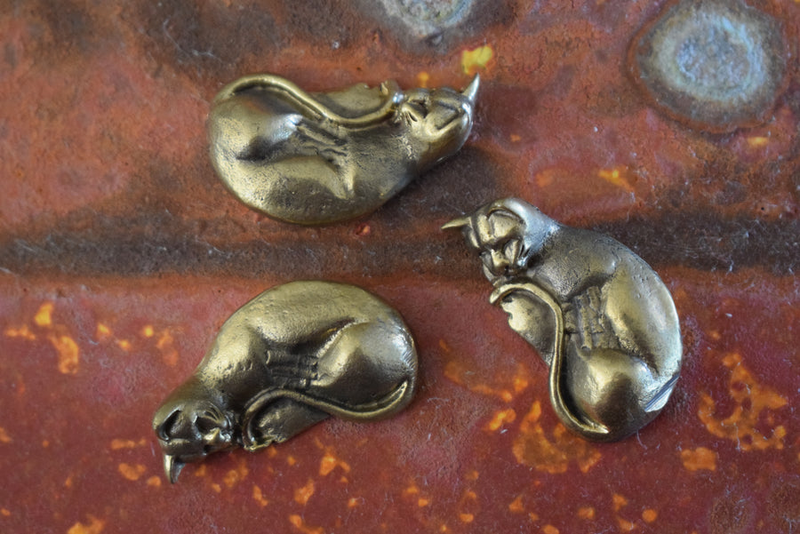 Mini Sleeping Cat Solid Bronze Ornament – Beckoning Broom